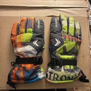 Wildsnow Winter Ski Gloves  - Multicolor. Boys Size Large
